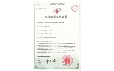 一種帶有廢料回收結(jié)構(gòu)的柔性板分段裁切裝置